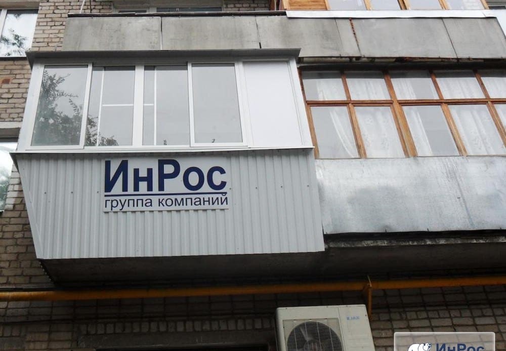 Балкон с выносом по подоконнику и холодным остеклением