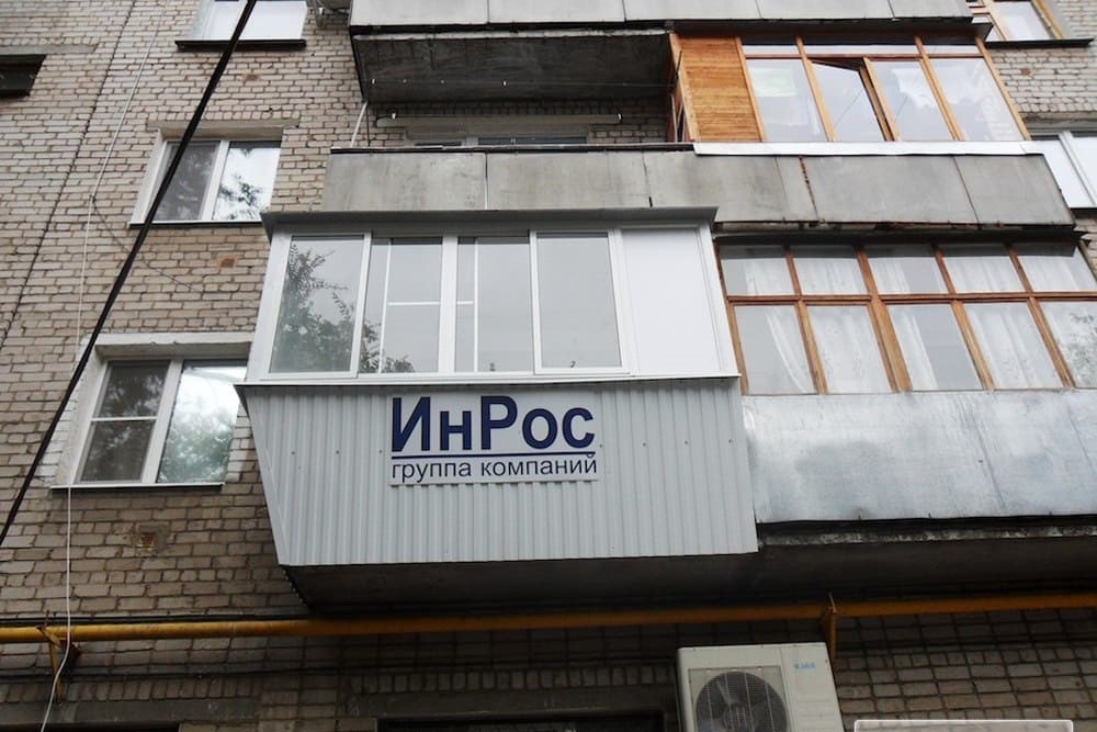 Балкон с выносом по подоконнику и холодным остеклением