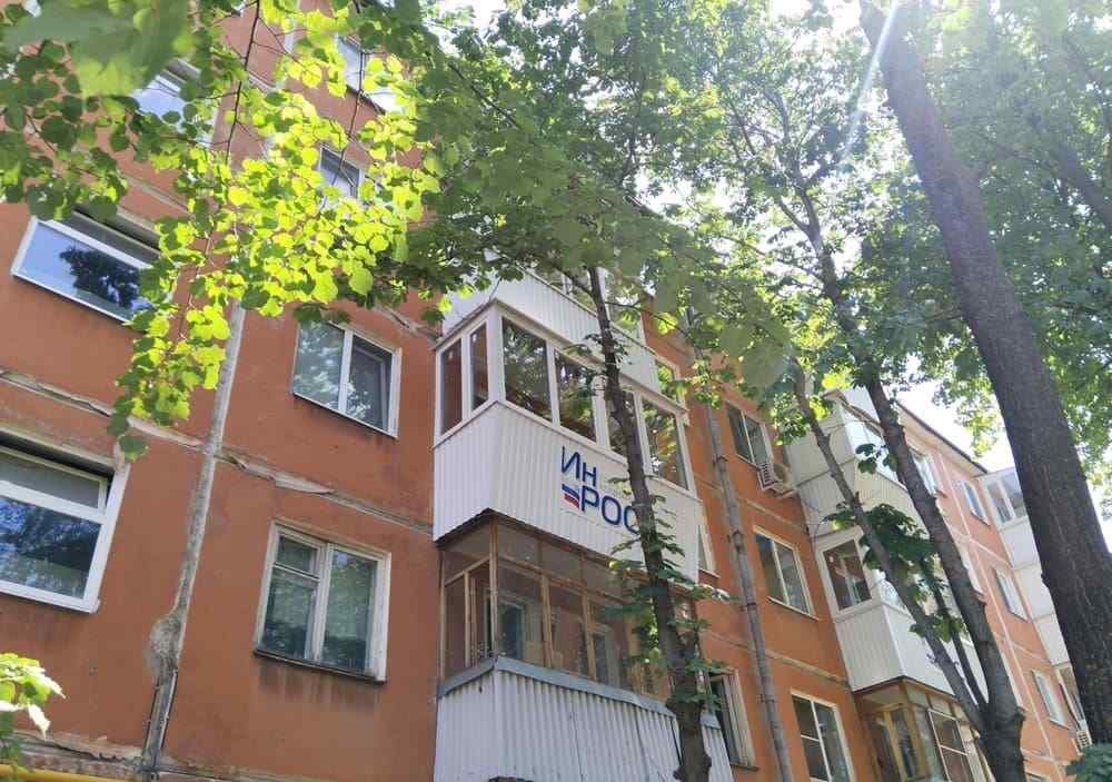Балкон с выносом по подоконнику и остеклением