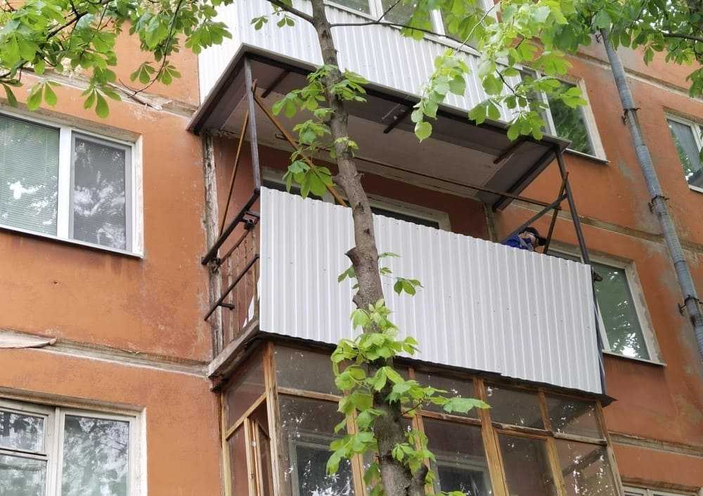 Балкон с выносом по подоконнику и остеклением