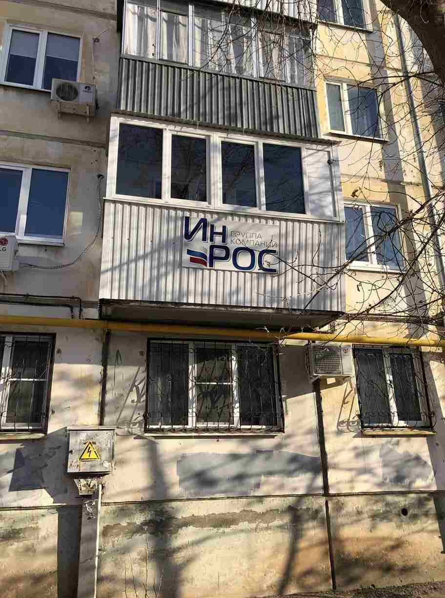 Остекление балкона с установкой ПВХ-конструкций и наружного экрана